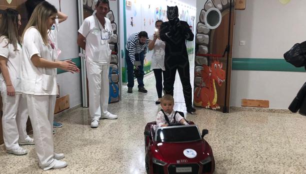 Uno de los pequeños en el hospital Puerta del Mar.